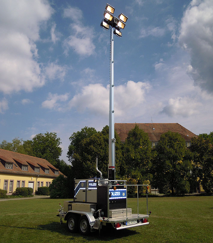 mobiler Flutlichtmast auf Anhänger Polizei Karlsruhe
